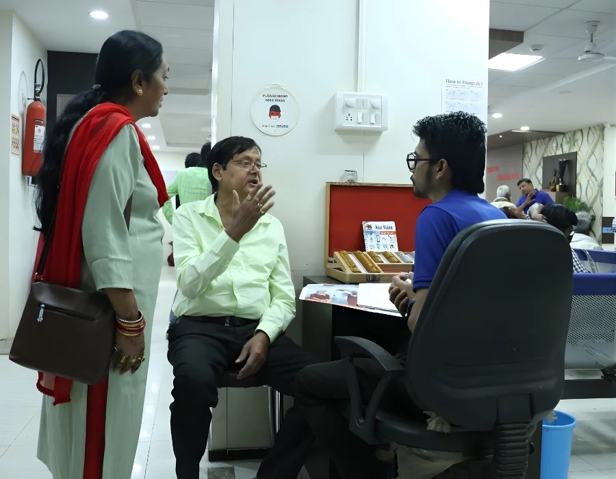 Drishtikunj Doctor Talking To Patient Image - 12 - Drishtikunj Netralaya